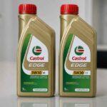 Dwie butelki oleju silnikowego Castrol EDGE 5W-30 na jasnym blacie