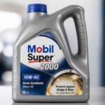 Kanister oleju silnikowego Mobil Super 2000 10W-40 o pojemności 4 litrów na stole
