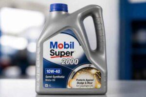 Kanister oleju silnikowego Mobil Super 2000 10W-40 o pojemności 4 litrów na stole