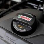 Korek wlewu oleju Castrol na pokrywie silnika samochodowego