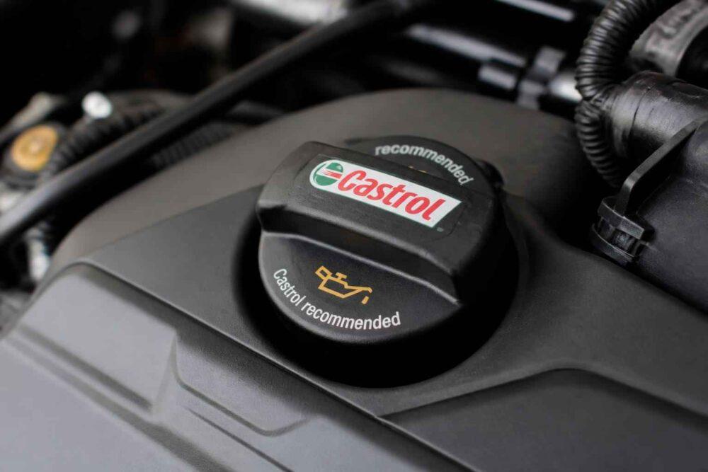 Korek wlewu oleju Castrol na pokrywie silnika samochodowego