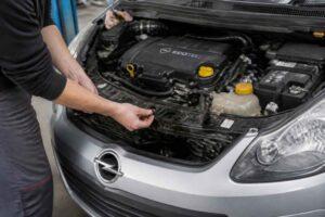 Mechanik sprawdza komorę silnika samochodu Opel