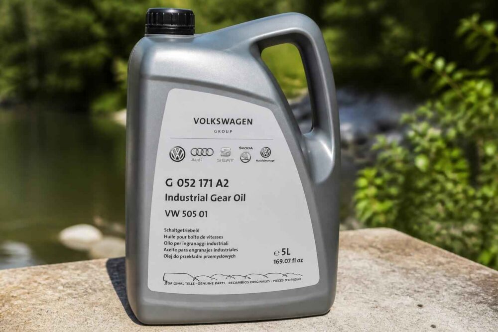 Kanister oleju przekładniowego Volkswagen Industrial Gear Oil VW 505 01 na kamiennym parapecie