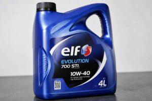 Niebieski kanister oleju silnikowego Elf Evolution 700 STI 10W-40 o pojemności 4 litrów