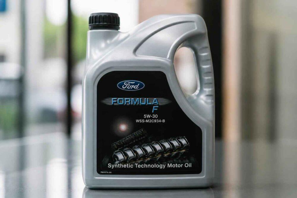 Kanister oleju silnikowego Ford Formula 5W-30 na stole, z widoczną etykietą produktu