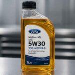 Butelka oleju silnikowego Ford Motorcraft SAE 5W-30 na metalowym blacie