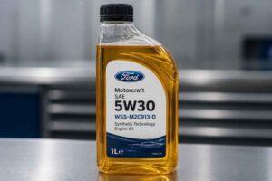 Butelka oleju silnikowego Ford Motorcraft SAE 5W-30 na metalowym blacie