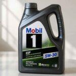 Czarna butelka oleju silnikowego Mobil 1 ESP 5W-30 na jasnym stole