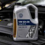 Kanister oleju Volkswagen LongLife III 0W-30 ustawiony na silniku samochodu z otwartą maską