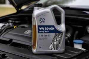 Kanister oleju Volkswagen LongLife III 0W-30 ustawiony na silniku samochodu z otwartą maską