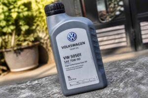Butelka oleju silnikowego Volkswagen VW 50501 5W-30 stojąca na kamiennym parapecie