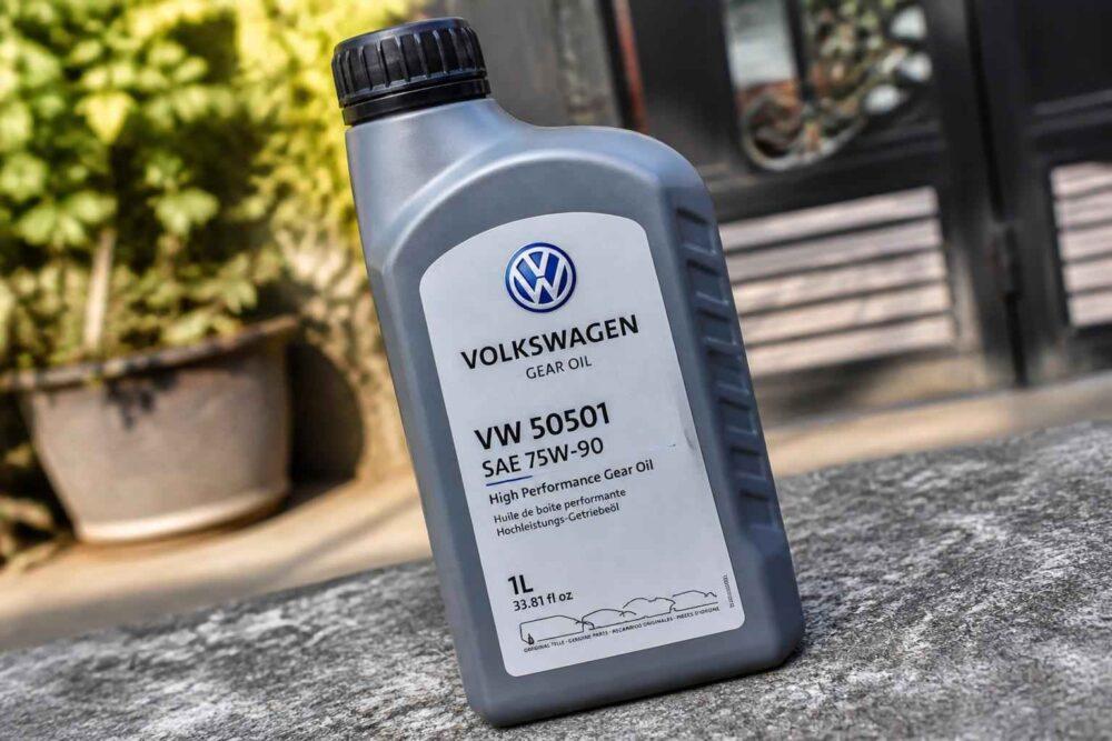 Butelka oleju silnikowego Volkswagen VW 50501 5W-30 stojąca na kamiennym parapecie