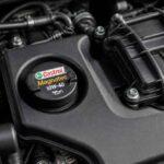 Zbliżenie komory silnika z korkiem oleju Castrol Magnatec 10W-40娱乐代理