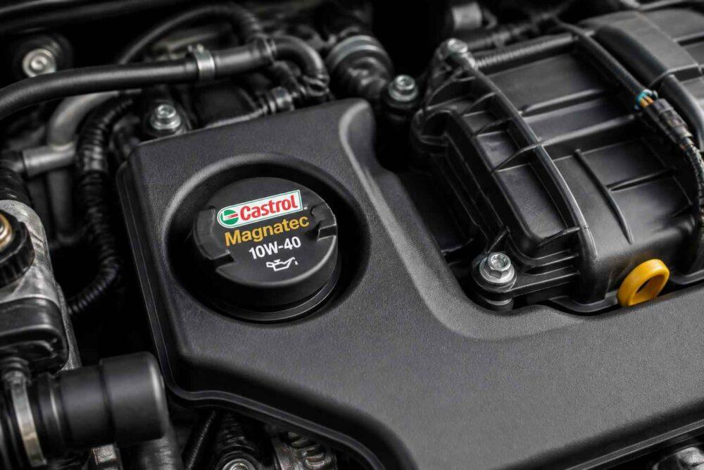 Zbliżenie komory silnika z korkiem oleju Castrol Magnatec 10W-40娱乐代理
