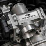 Metalowa przepustnica silnika Ford z widoczną etykietą WSS-M2C950-A