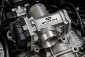 Metalowa przepustnica silnika Ford z widoczną etykietą WSS-M2C950-A