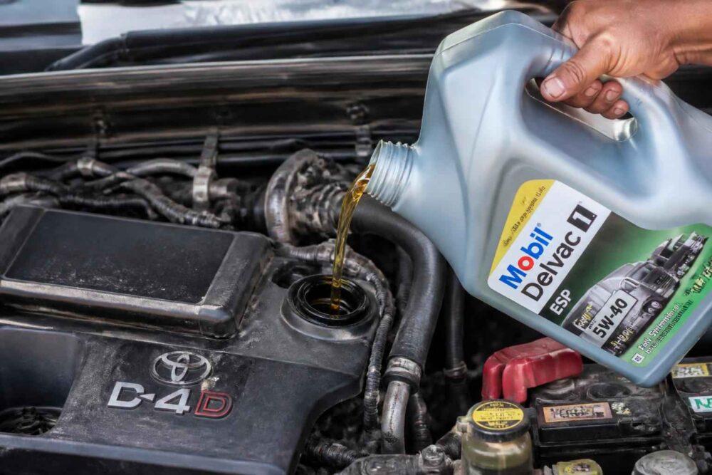 Wlewanie oleju Mobil Delvac ESP do silnika samochodu Toyotaાહી