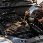 Mechanik wlewa olej Shell do silnika samochodu Fiat