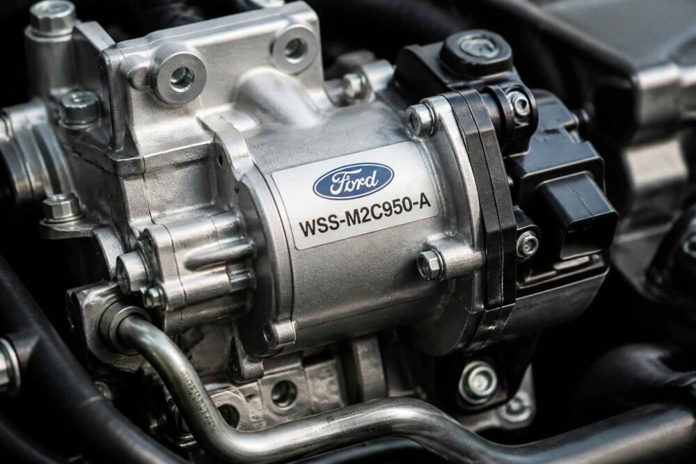 Metalowy zawór EGR Ford zamontowany w komorze silnika z widoczną etykietą WSS-M2C950-A